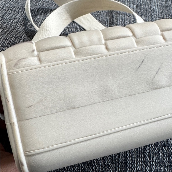 MOLECA - Cream rubber Quilted Crossbody Bag with zipper. - Picture 6 of 8